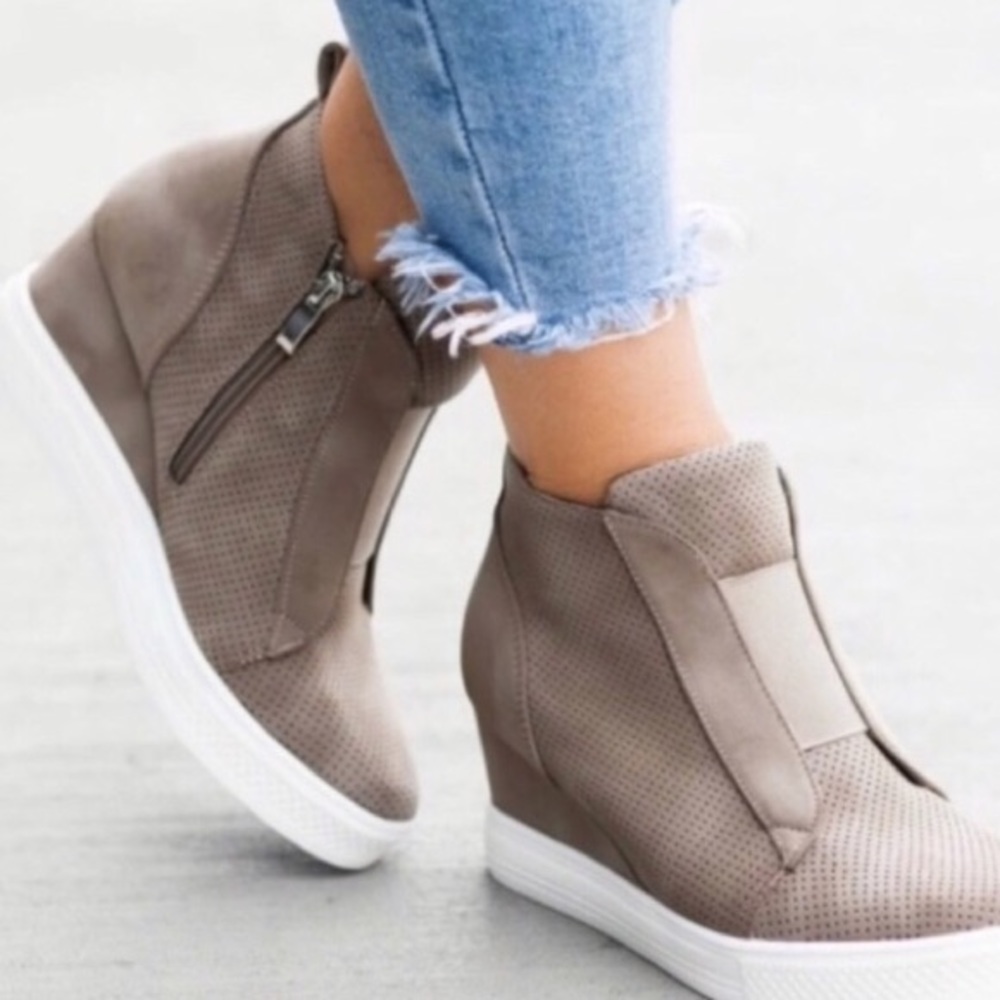 Taupe wedge sneaker SZ 7.5